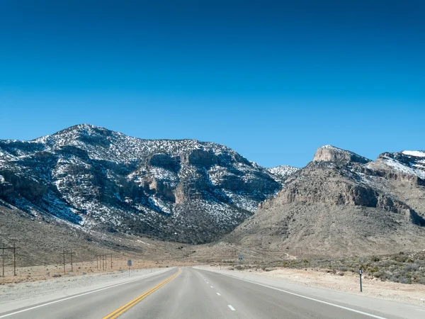 Estrada que conduz à montanha — Fotografia de Stock