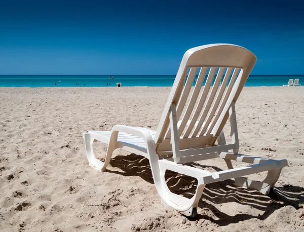 Reclinando cadeira na praia — Fotografia de Stock