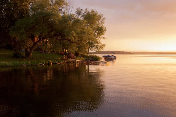 Molo in una baia al tramonto — Foto Stock