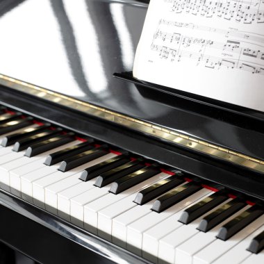 müzik not defteri ve piyano