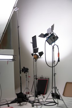 stüdyoda projektörler