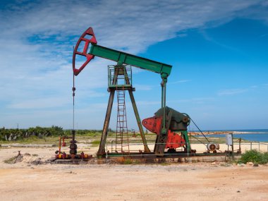 Petrol pompası sahilde