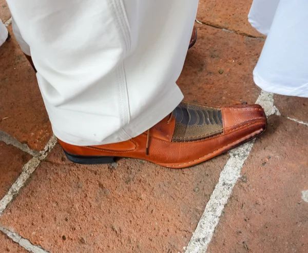 Människans fot bär brun sko — Stockfoto