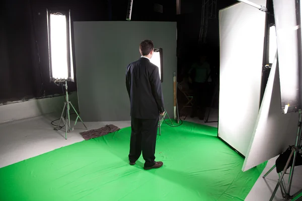 Modelo masculino no estúdio de cinema — Fotografia de Stock