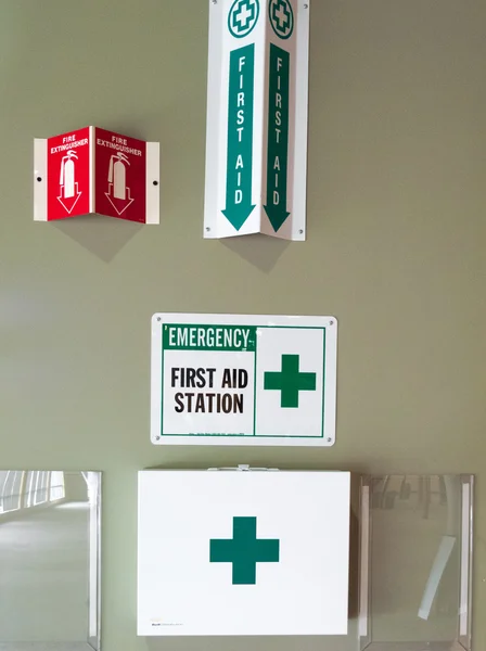 Szyldy pierwszej pomocy — Zdjęcie stockowe