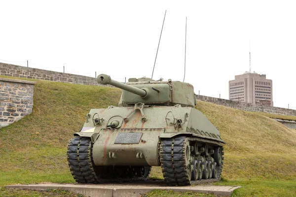 Tanque militar en un fuerte — Foto de Stock