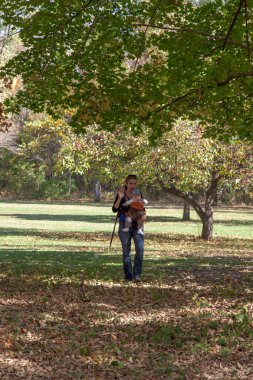 kadın taşıma bebek
