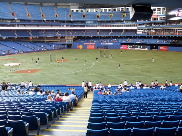 Toeschouwers kijken naar honkbal wedstrijd — Stockfoto