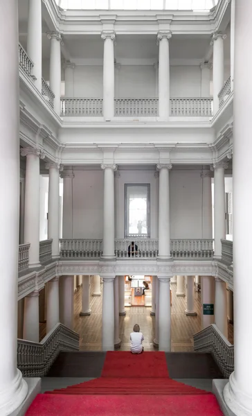 Frau sitzt auf Treppe — Stockfoto