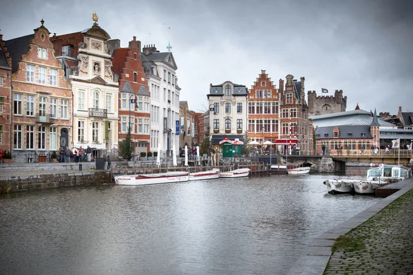 Floden passerar genom en stad — Stockfoto