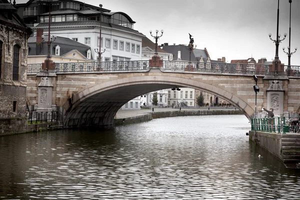 Obloukový most přes řeku — Stock fotografie