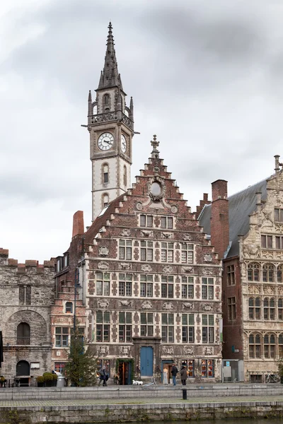 Klokkentoren in een stad — Stockfoto