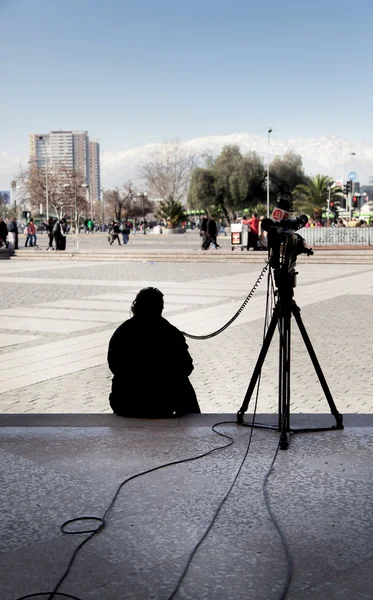 Kamera ile oturan fotoğrafçı — Stok fotoğraf