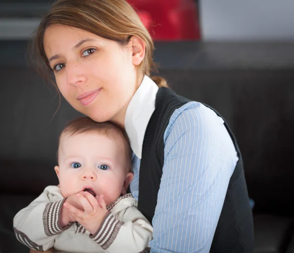 Mulher brincando com menino — Fotografia de Stock