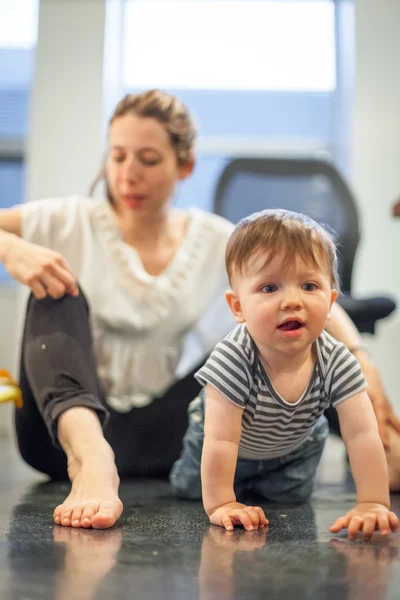 Niño jugando con la madre —  Fotos de Stock