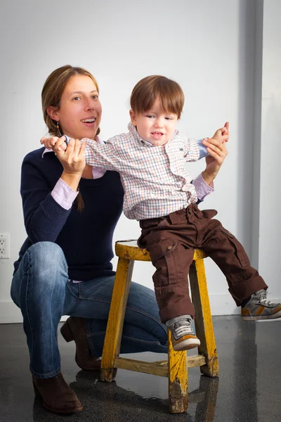 Frau spielt mit ihrem Sohn — Stockfoto