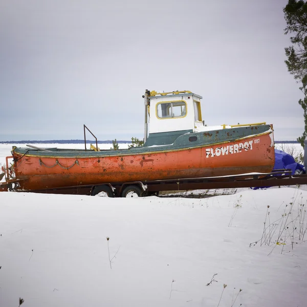 船在雪中 — 图库照片
