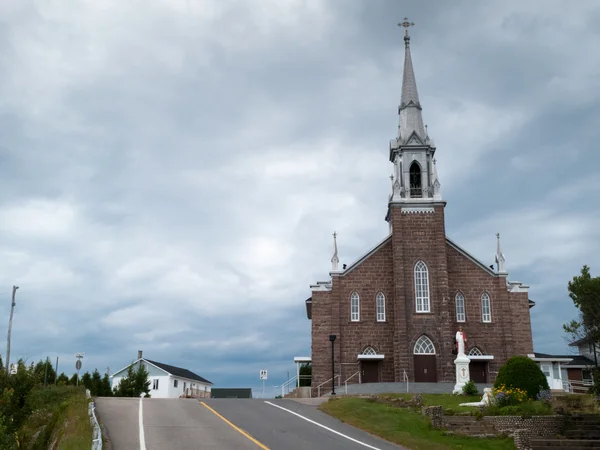 Kerk langs de weg — Stockfoto