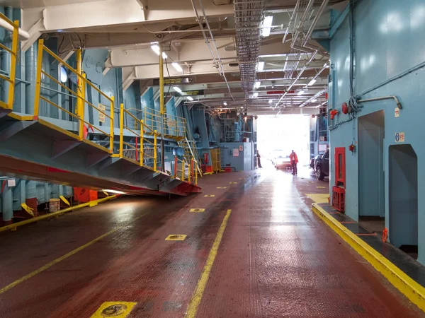 Auto's laden op een veerboot — Stockfoto