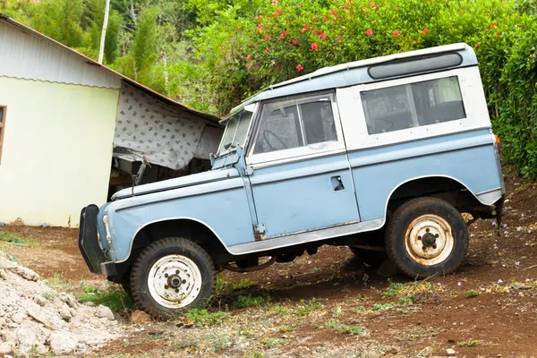 Jeep estacionado na frente de uma casa — Fotografia de Stock