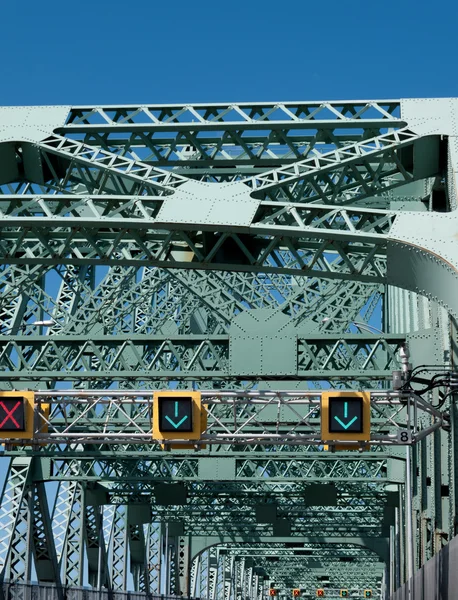 Trafikljus på bridge — Stockfoto