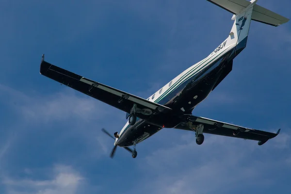 Fliegendes Flugzeug — Stockfoto