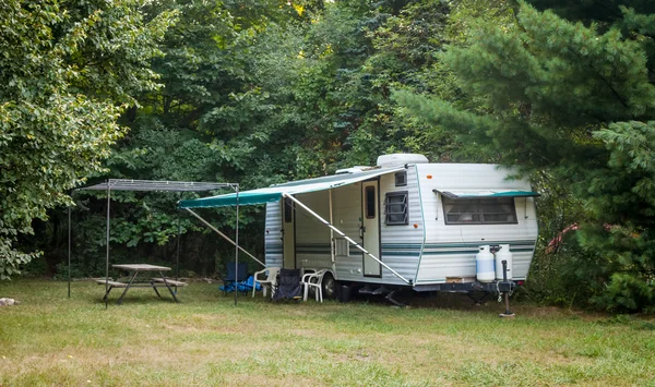 Karavan parkuje v parku, — Stock fotografie