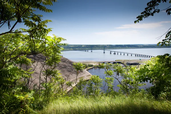 Silta joen yli — kuvapankkivalokuva