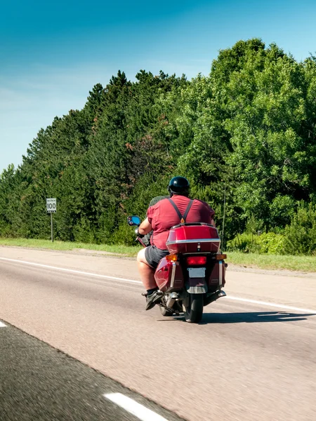 Uomo in sella a una moto — Foto Stock