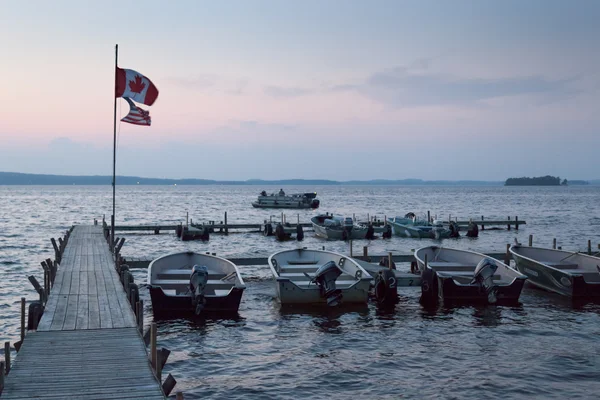 Σκάφη σε μια αποβάθρα — Φωτογραφία Αρχείου