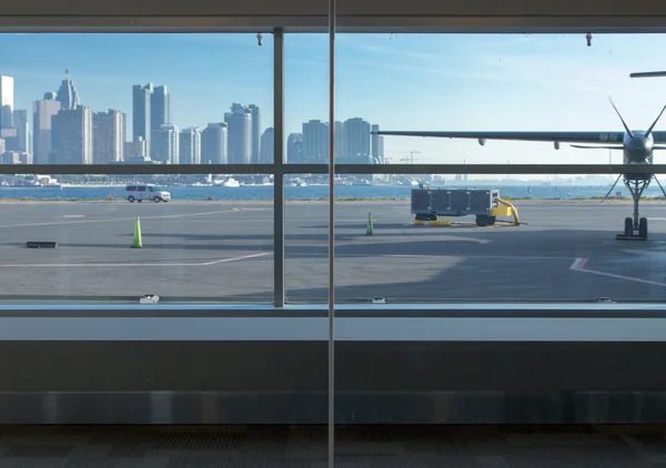 Città vista attraverso un aeroporto — Foto Stock