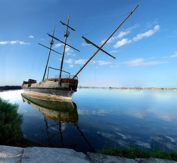 Zeilboot in een meer — Stockfoto