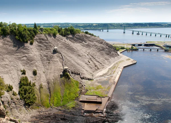 Silta joen yli — kuvapankkivalokuva