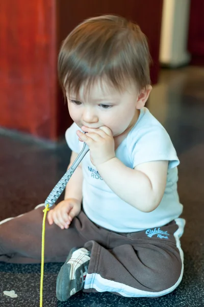 Мальчик играет с игрушкой — стоковое фото