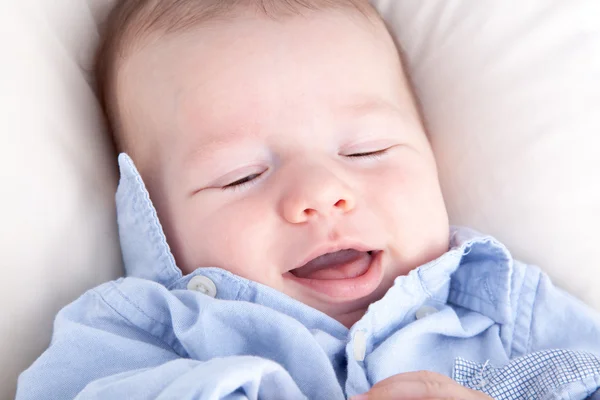 Junge schläft auf dem Bett — Stockfoto