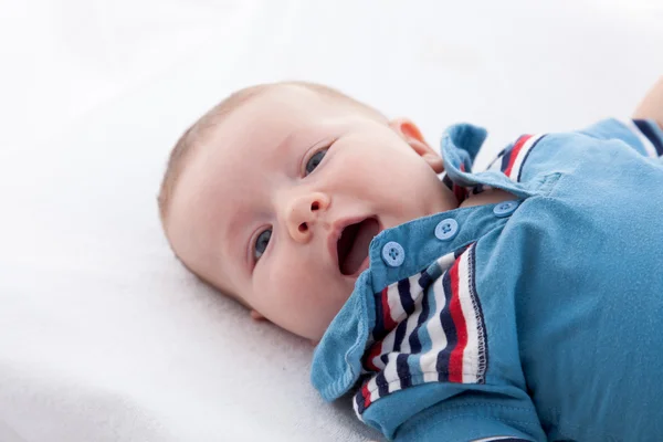 Baby jongen liggend op het bed — Stockfoto