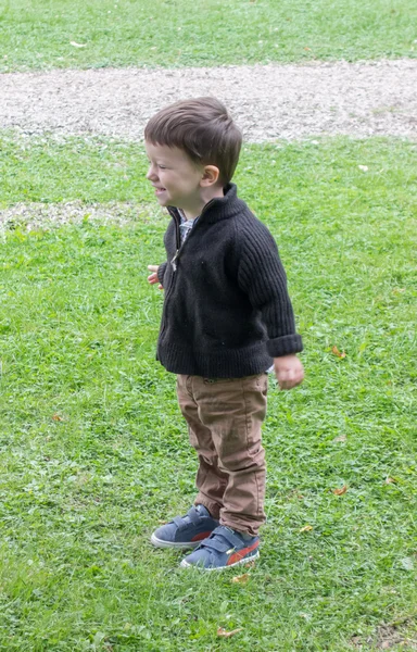 Ragazzo che gioca in un giardino — Foto Stock