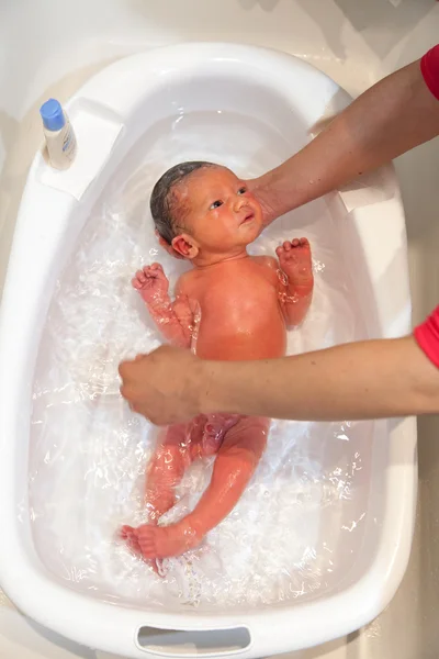 Recién nacido bebé tomando baño — Foto de Stock