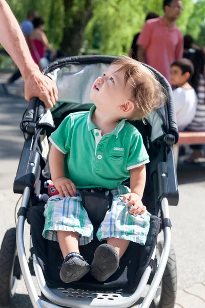 Niño sentado en un carro de bebé — Foto de Stock
