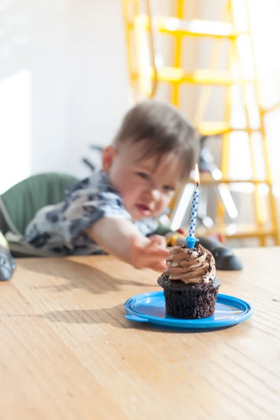 Chlapec vstříc narozeninový dort — Stock fotografie