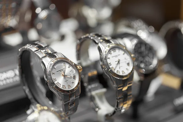 Horloges in een winkel — Stockfoto