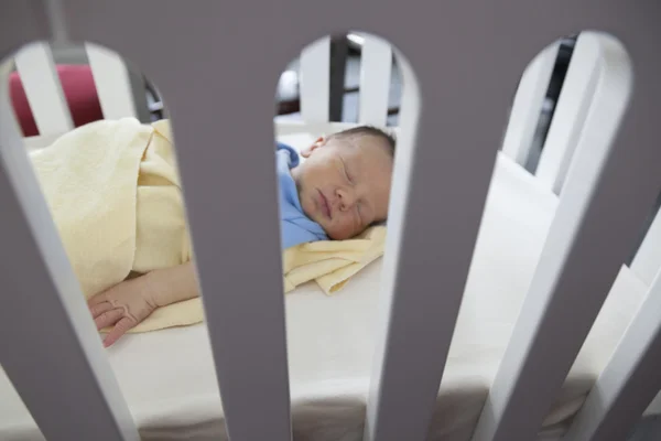 Bebé durmiendo en una cuna — Foto de Stock
