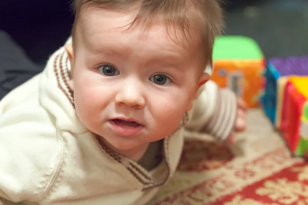 Baby boy spelen — Stockfoto