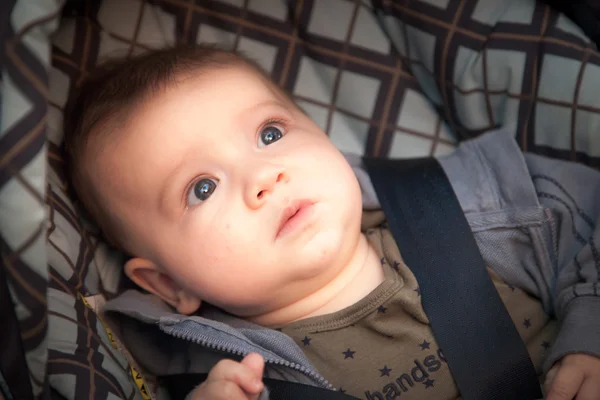 Babyjongen in een kinderwagen — Stockfoto