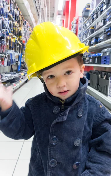 Pojke som låtsas vara en ingenjör — Stockfoto