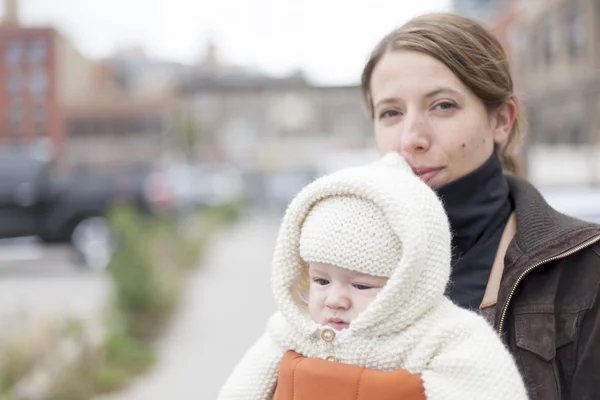 Mujer cargando a su bebé — Foto de Stock