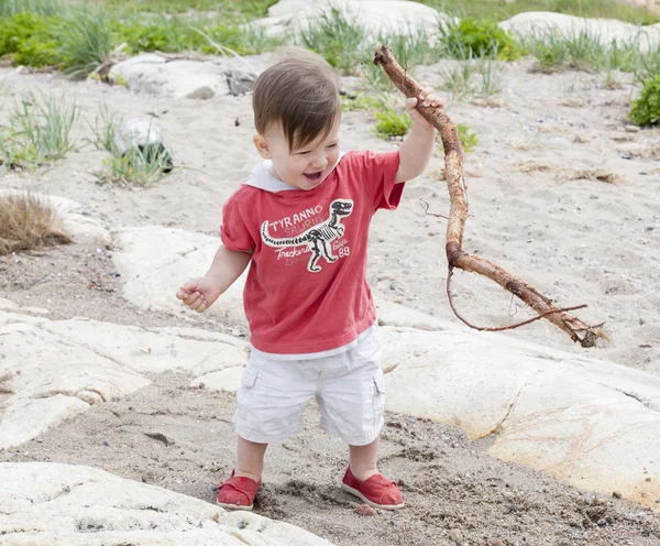 เด็กชายเล่นบนชายหาด — ภาพถ่ายสต็อก