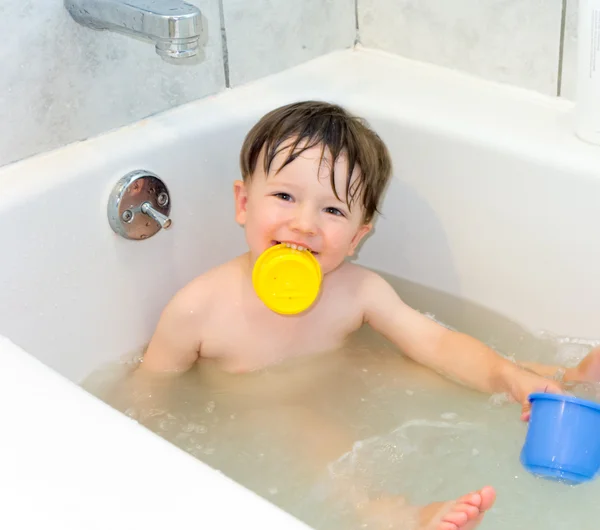 Junge spielt in einer Badewanne — Stockfoto