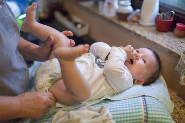 Femme jouant avec son bébé garçon — Photo