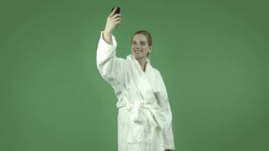 Kız bir selfie alarak bornoz